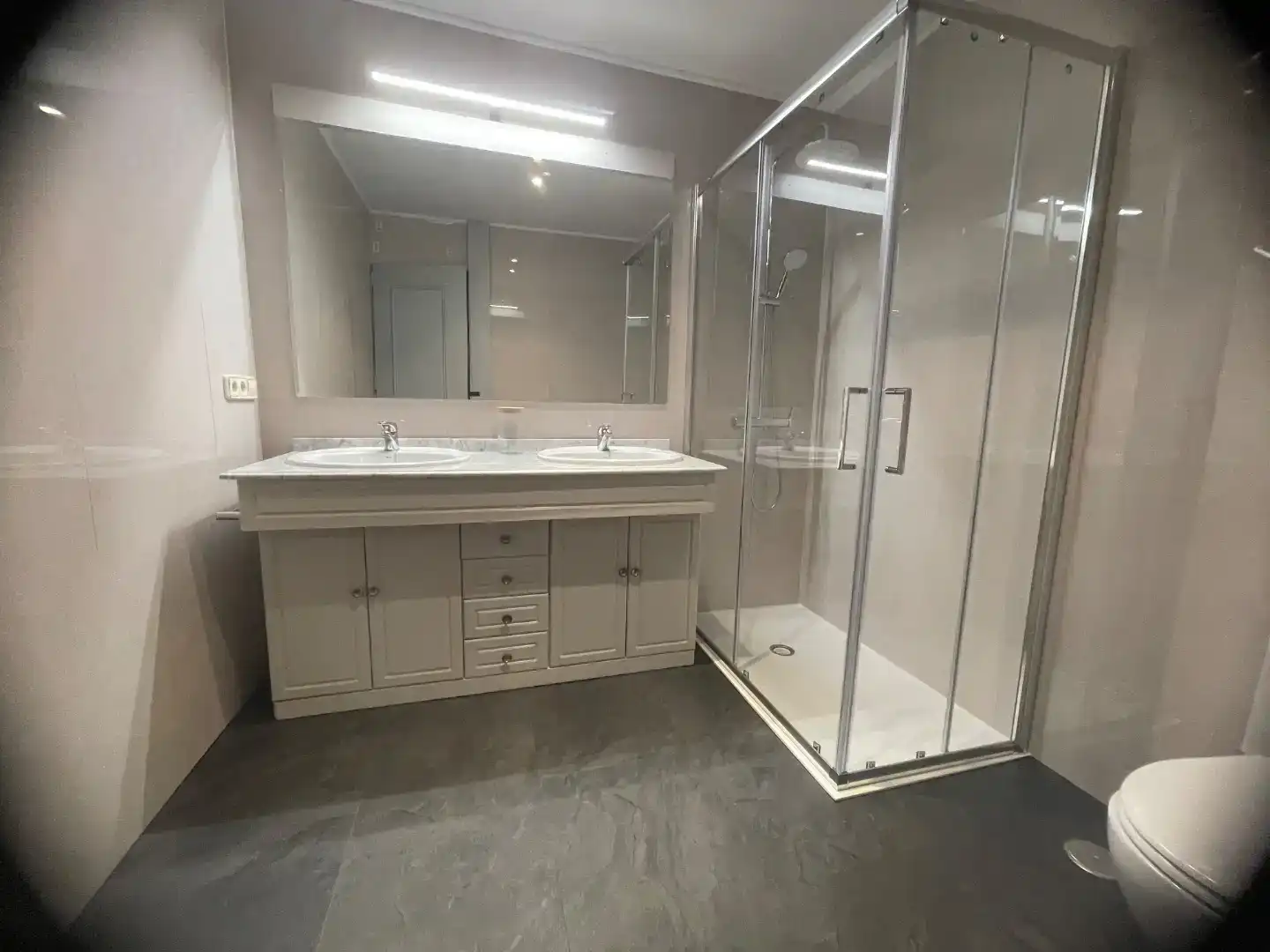 Badezimmer von Dachboden zur Miete in  Toledo Capital mit Klimaanlage
