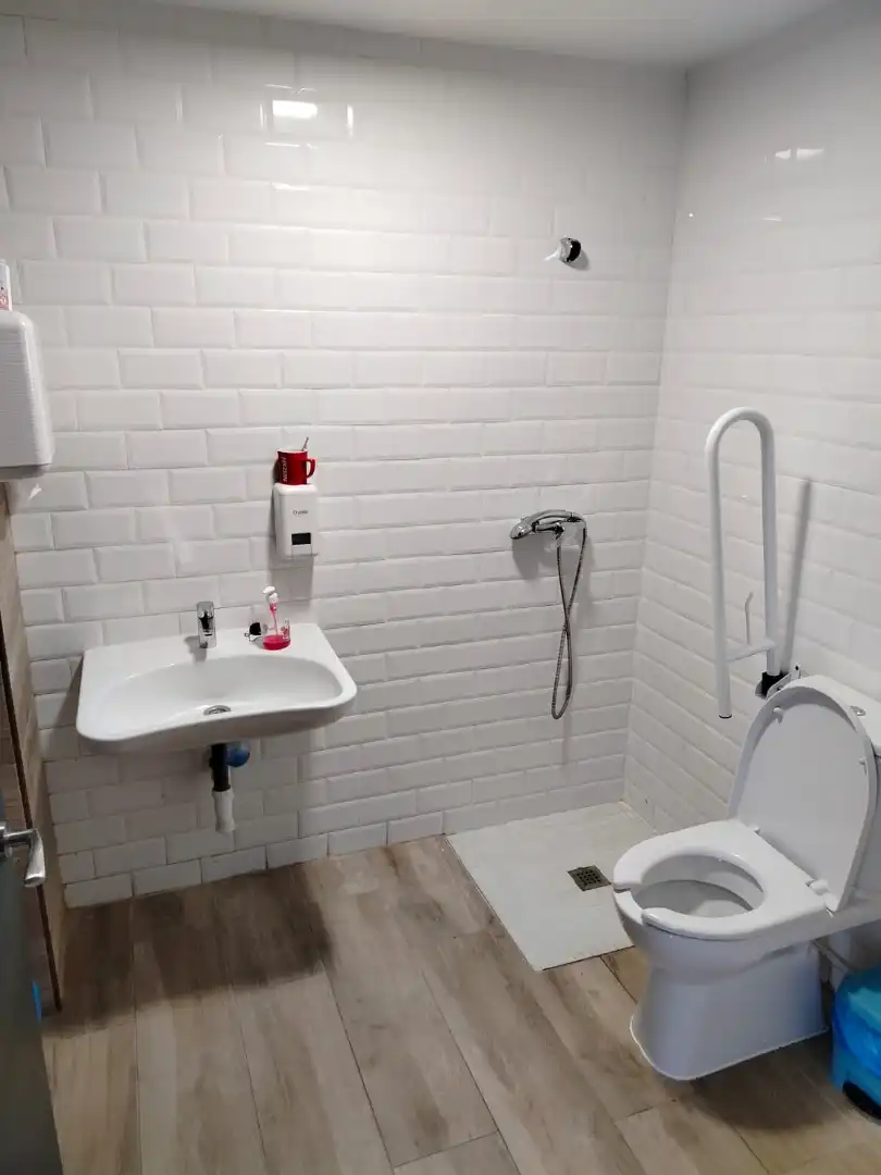 Baño de Nave industrial en traspaso en Parla con Calefacción