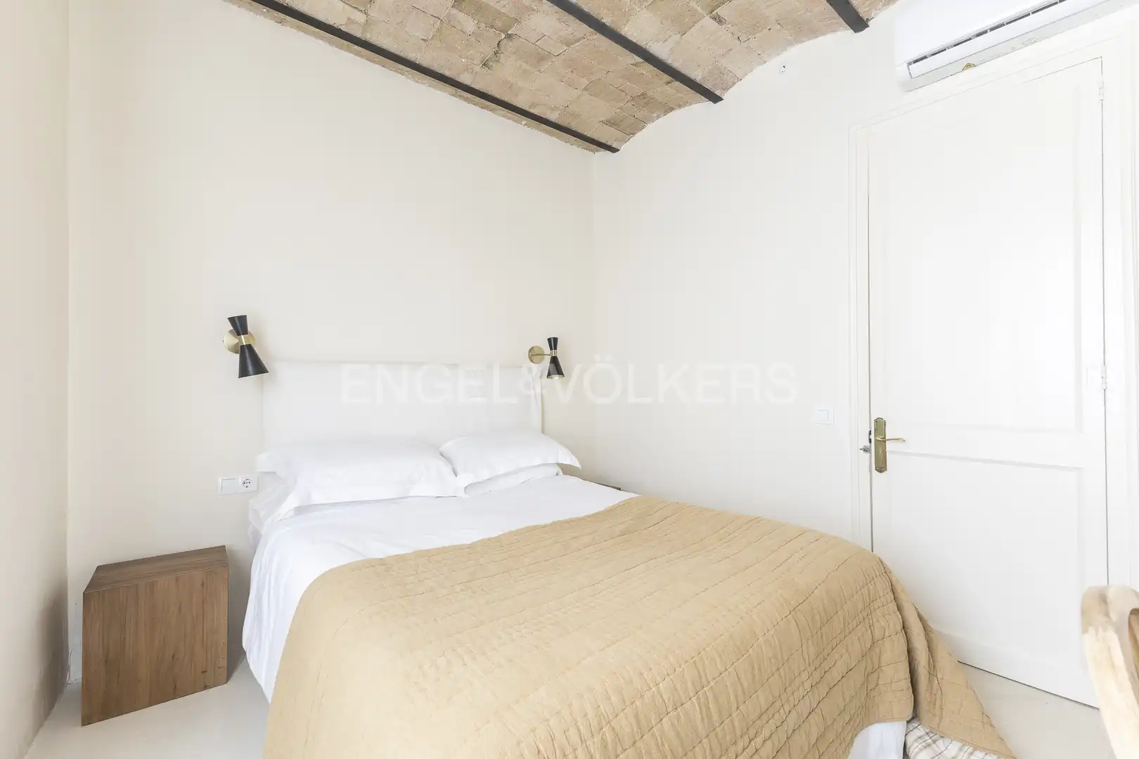 Bedroom of Flat for rent in Barcelona  with Air Conditioner, Heating and Balcony