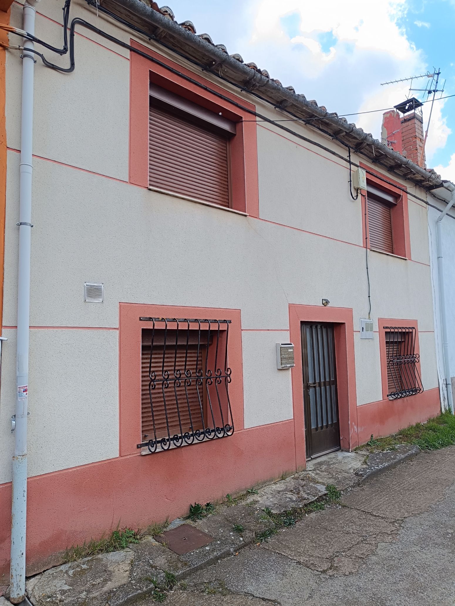 Vista exterior de Casa adosada en venda en Barruelo de Santullán amb Calefacció i Traster