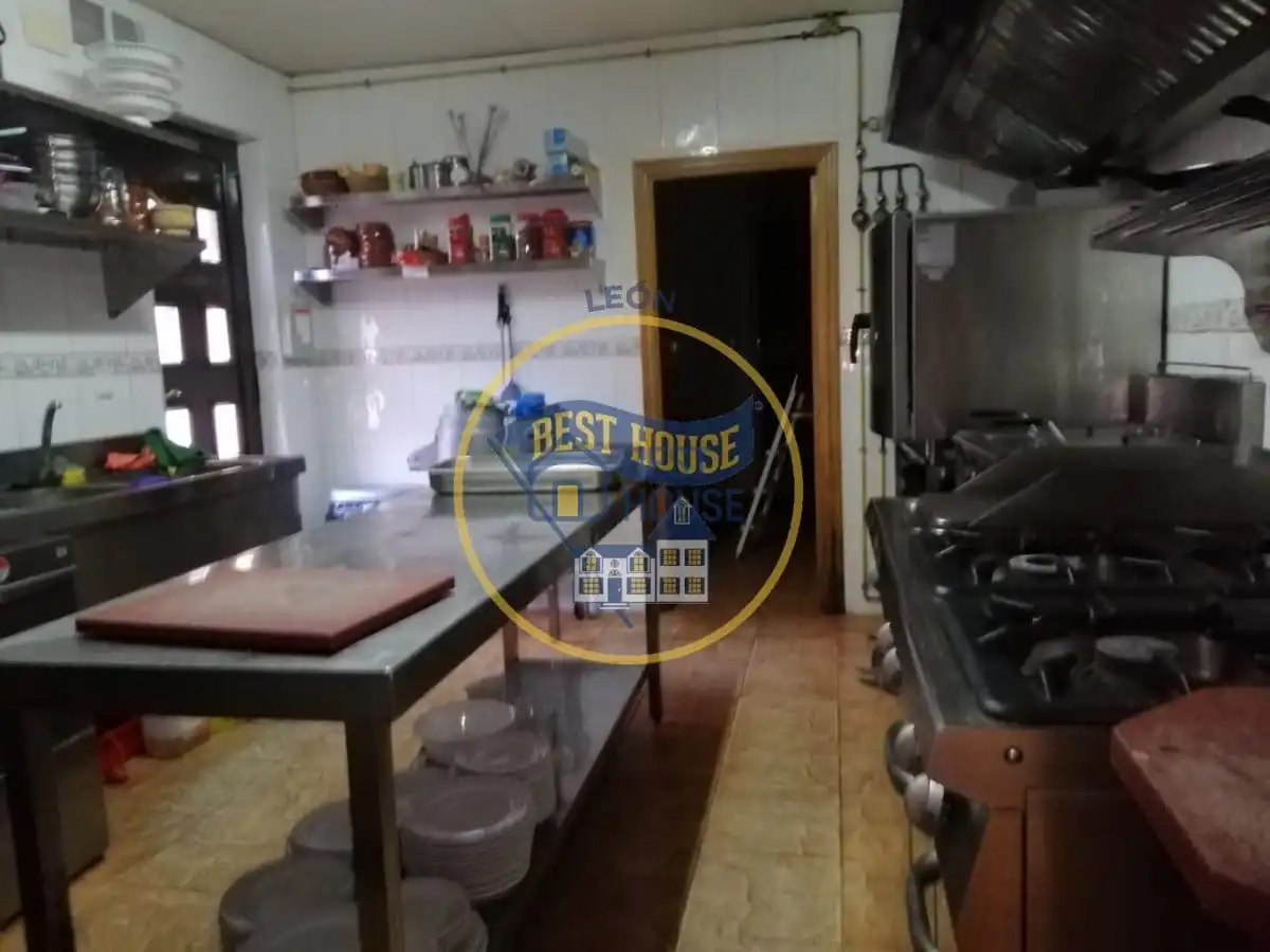 Cuina de Edifici en venda en El Burgo Ranero  amb Alarma