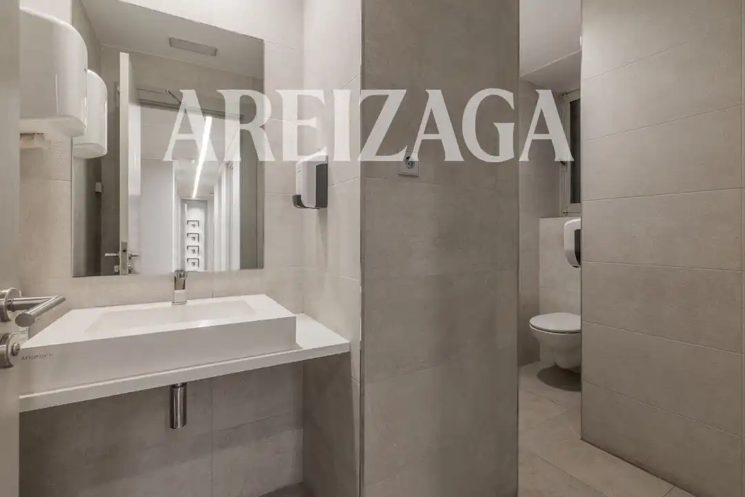 Badezimmer von Büro zur Miete in Donostia - San Sebastián  mit Klimaanlage