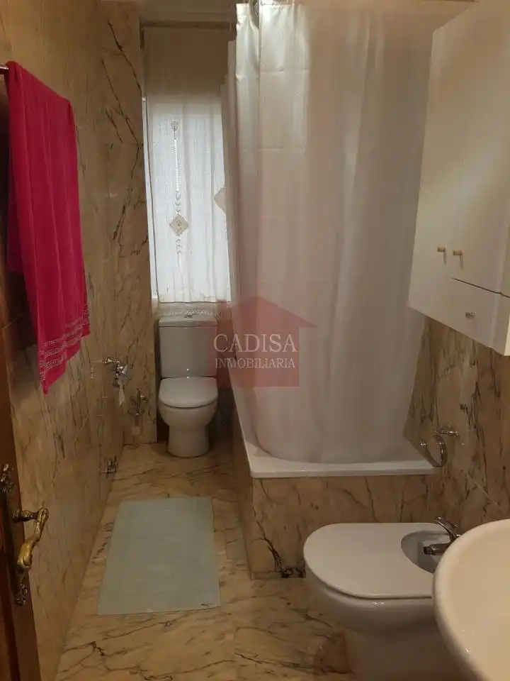 Badezimmer von Wohnung zur Miete in Salamanca mit Heizung, Parkett und Möbliert