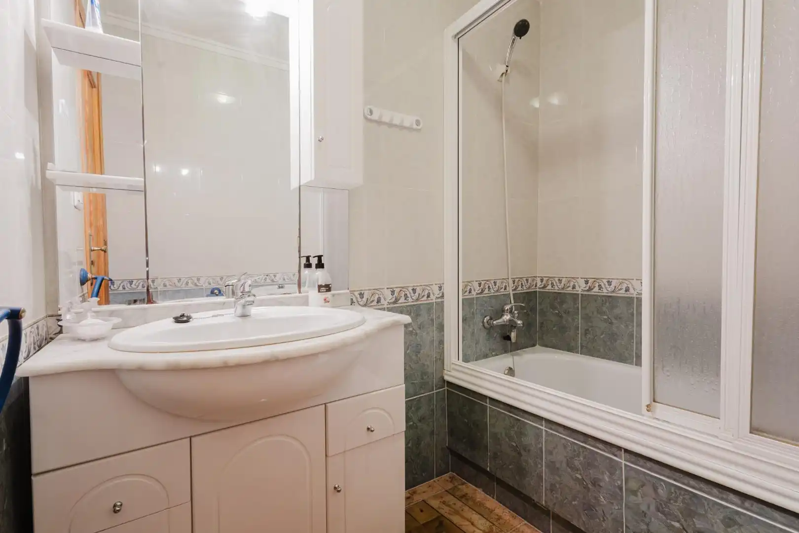 Baño de Apartamento en venta en Torrevieja con Terraza y Amueblado