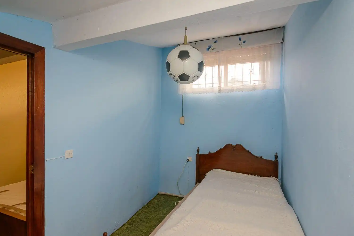 Dormitori de Casa adosada en venda en Oviedo  amb Calefacció, Terrassa i Traster