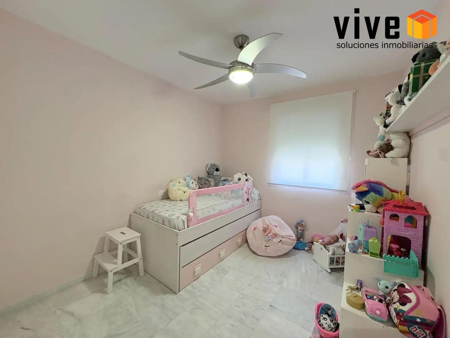 Dormitori de Casa adosada en venda en San Juan de Aznalfarache amb Aire condicionat, Calefacció i Piscina comunitària