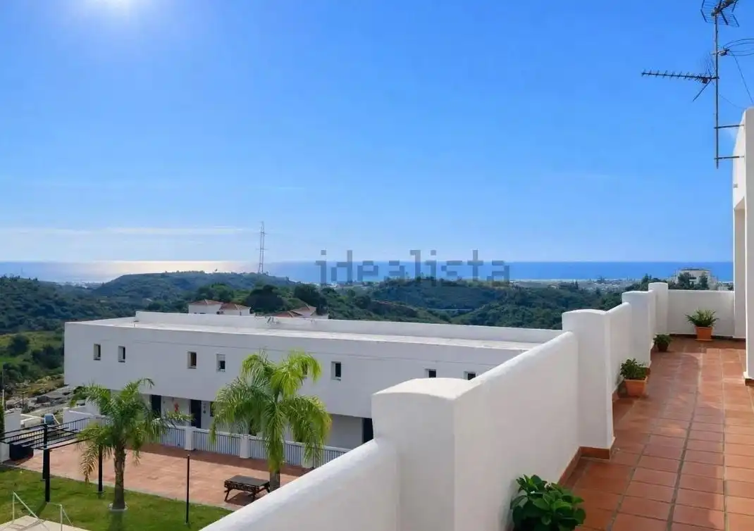 Vista exterior de Dúplex en venda en Estepona amb Jardí privat, Terrassa i Piscina comunitària