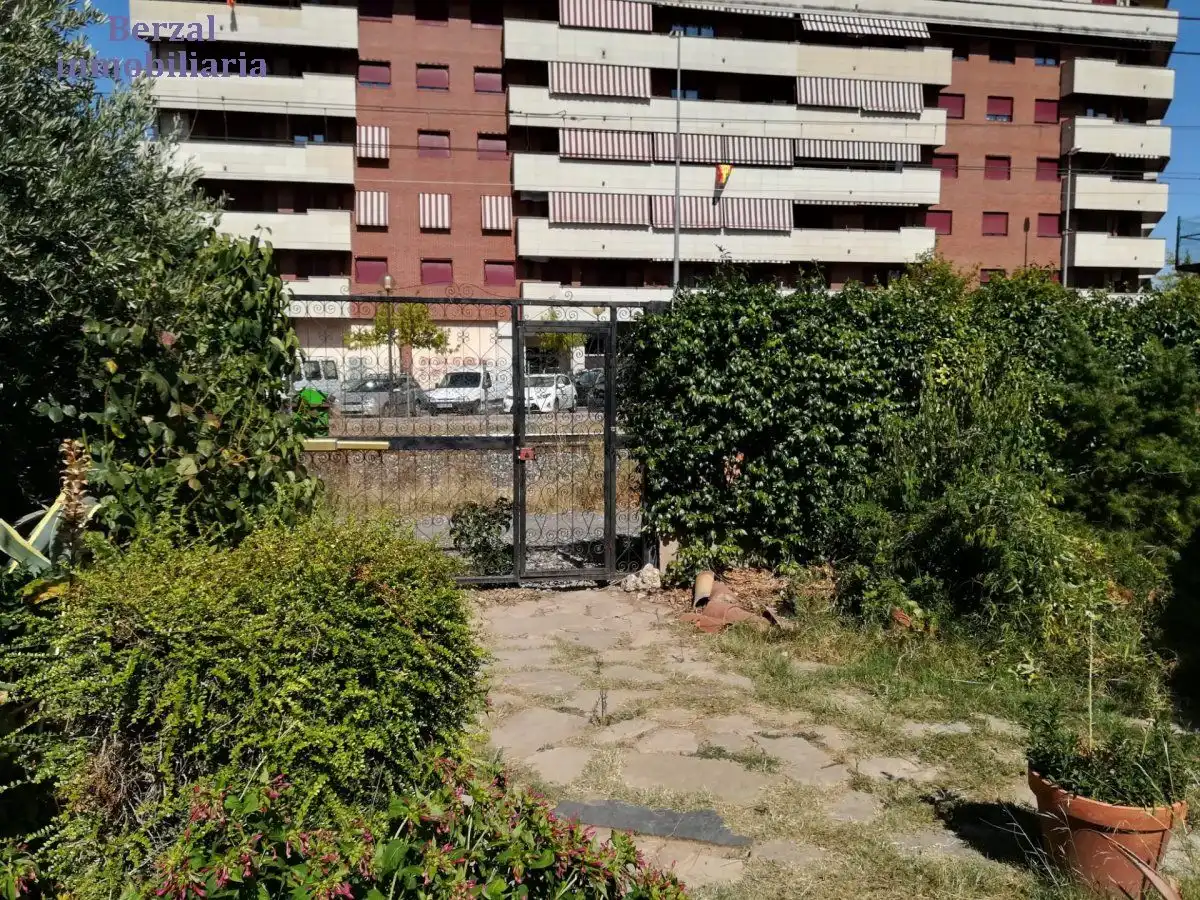 Vista exterior de Finca rústica en venda en  Logroño amb Jardí privat, Traster i Balcó