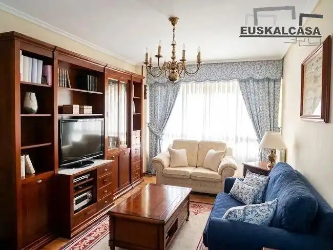 Sala d'estar de Pis en venda en Bilbao  amb Calefacció, Terrassa i Traster