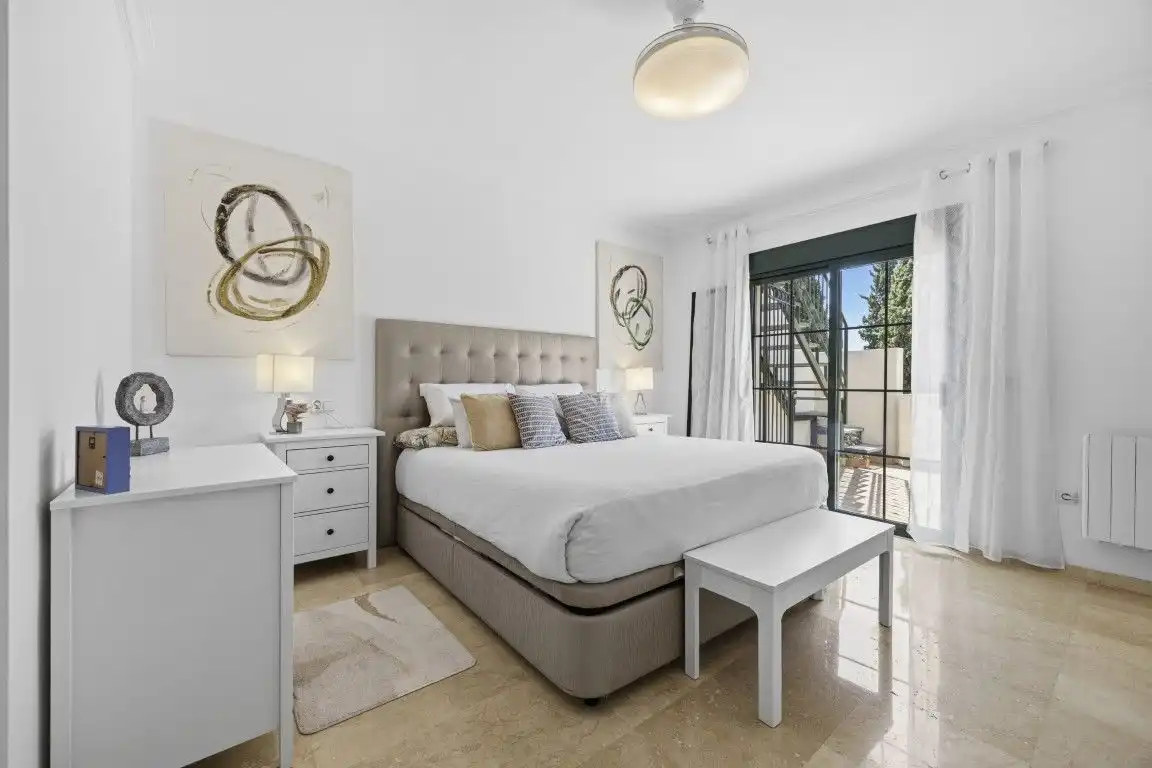 Schlafzimmer von Einfamilien-Reihenhaus zum Verkauf in Marbella mit Klimaanlage, Heizung und Privatgarten