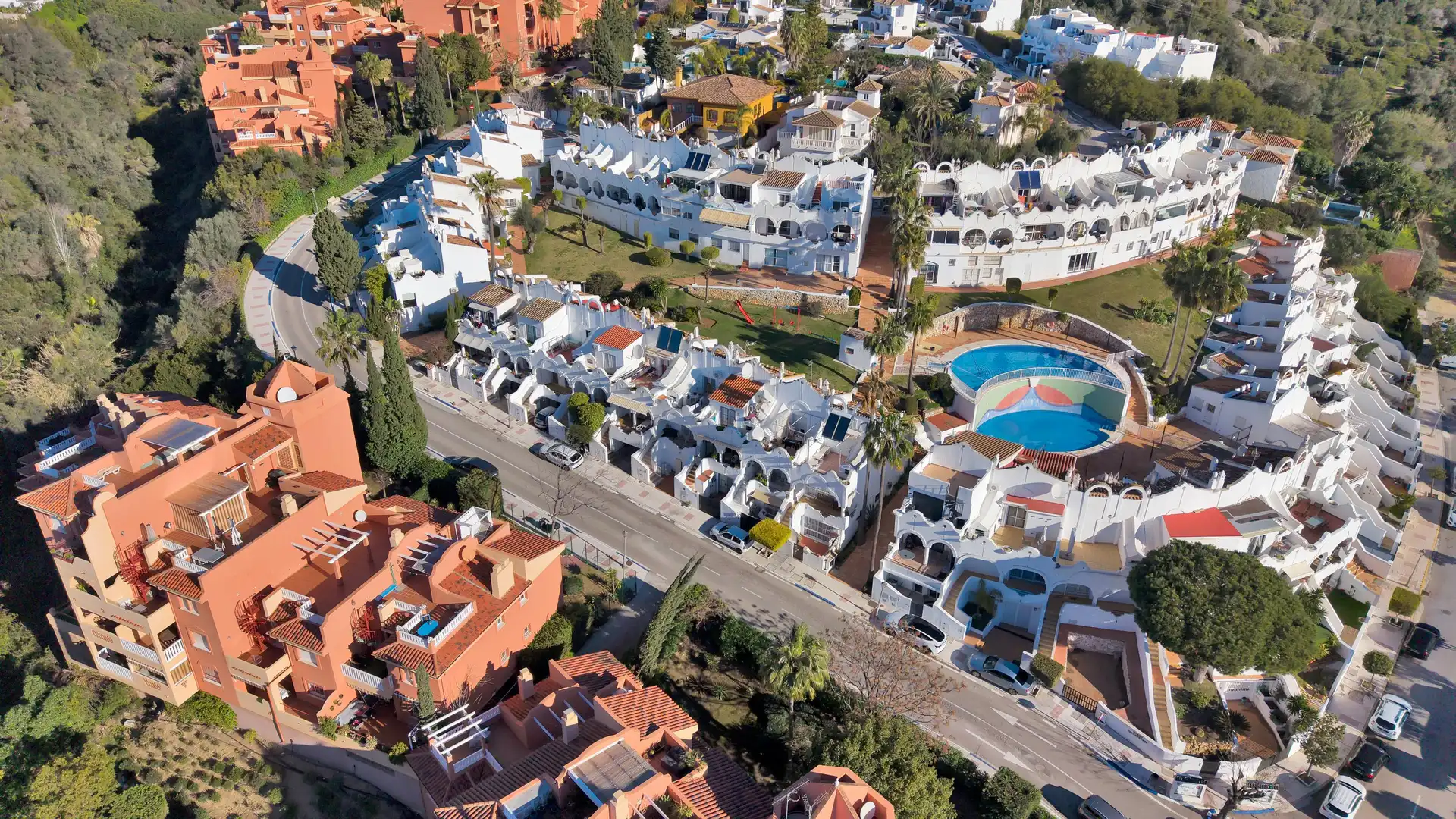 Vista exterior de Casa adosada en venda en Marbella amb Jardí privat i Piscina comunitària
