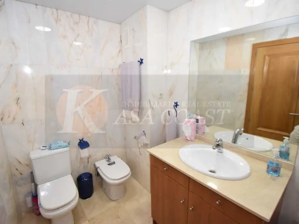 Bathroom of Flat for sale in Mijas  with Air Conditioner, Private garden and Terrace