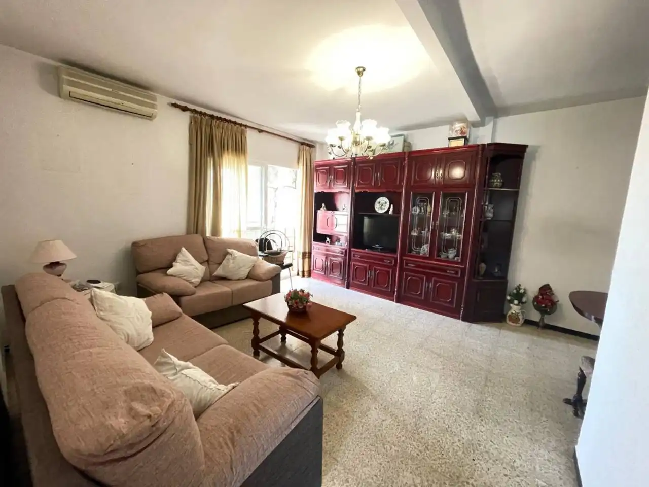 Sala d'estar de Pis en venda en Estepona amb Aire condicionat, Terrassa i Moblat