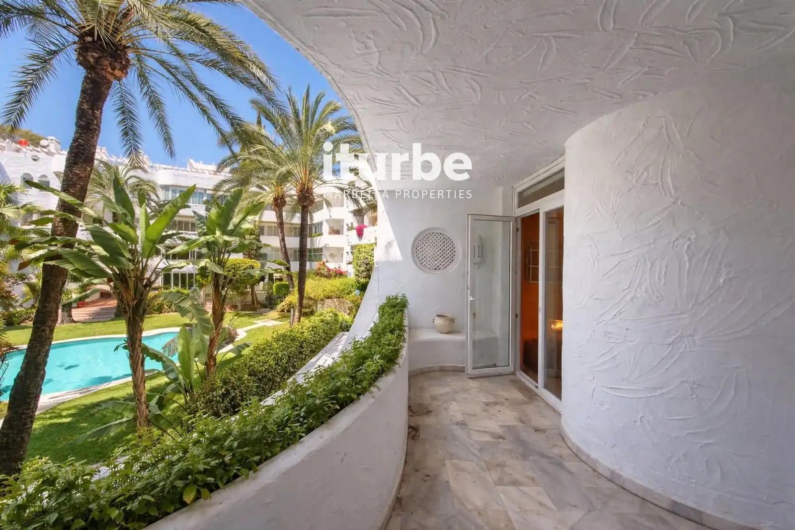 Vista exterior de Piso de alquiler en Marbella con Aire acondicionado, Terraza y Piscina