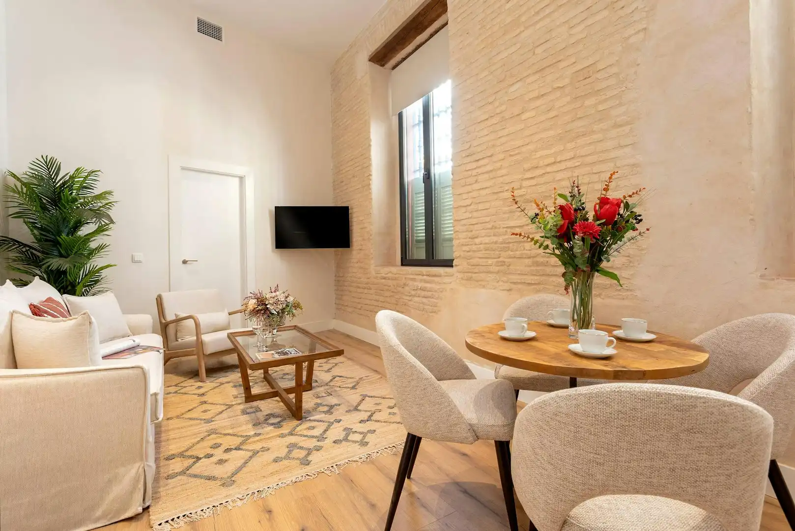 Living room of Flat for rent in Sevilla  with Air Conditioner, Heating and Washing machine