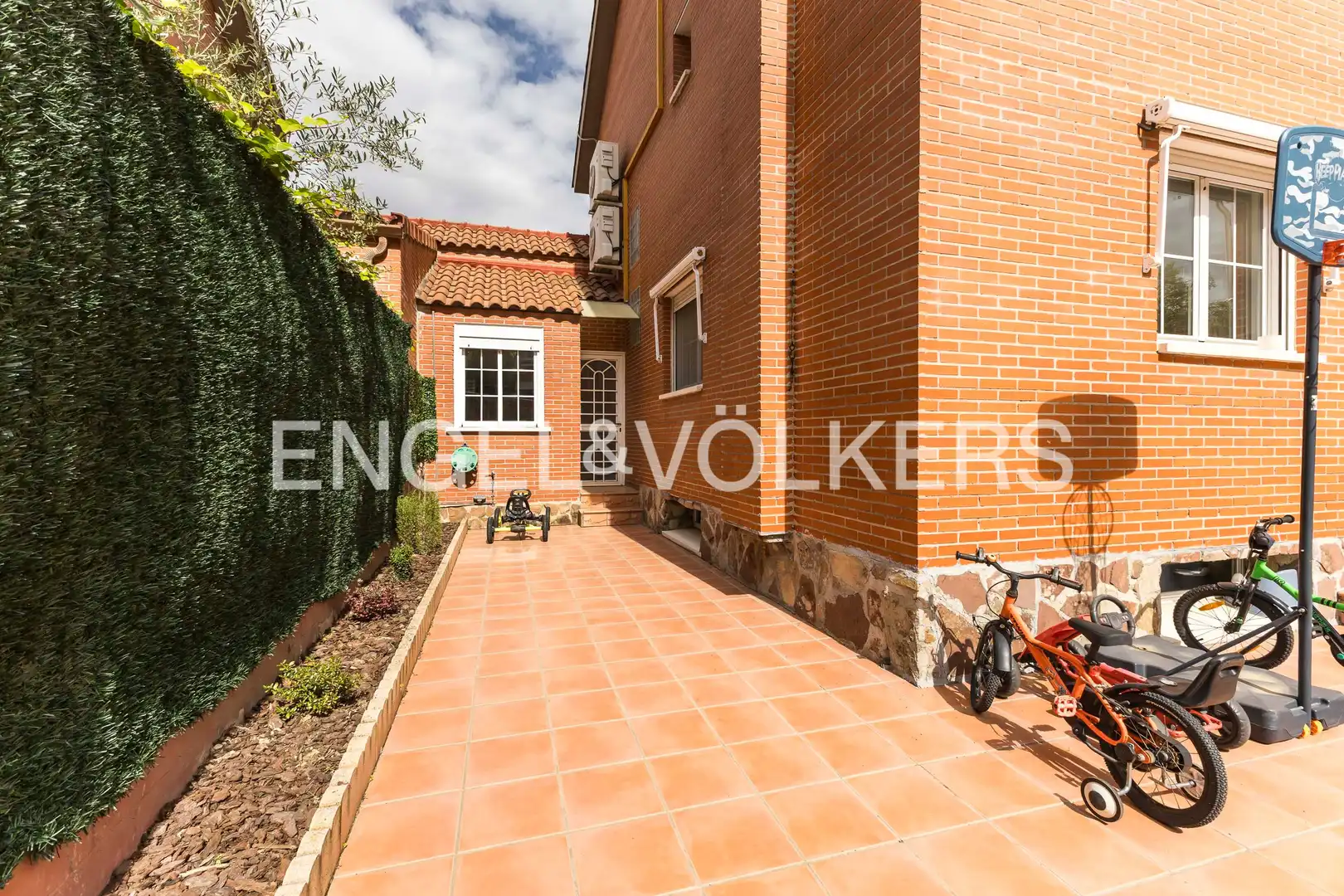 Vista exterior de Casa o chalet en venta en Rivas-Vaciamadrid con Aire acondicionado, Calefacción y Jardín privado