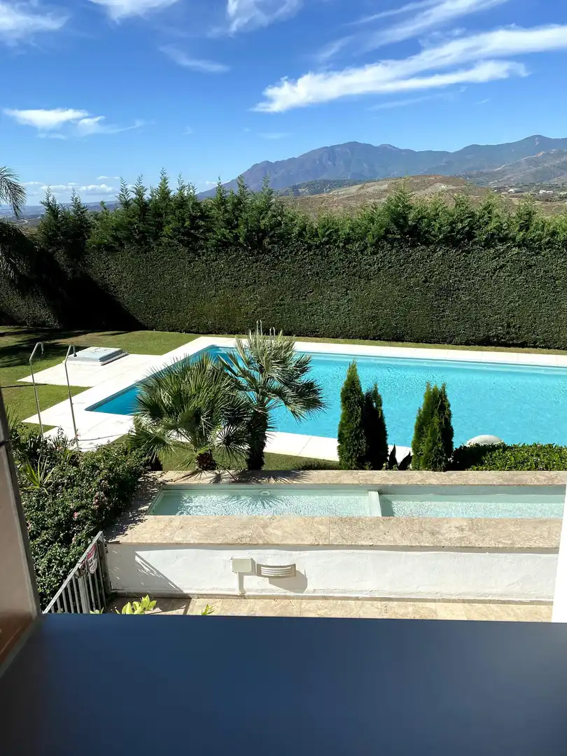 Piscina de Casa adosada en venda en Benahavís amb Aire condicionat, Calefacció i Jardí privat