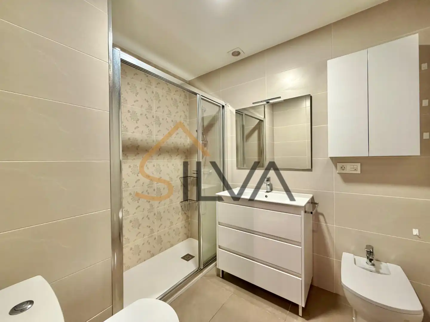 Baño de Piso en venta en Lugo con Calefacción, Trastero y Amueblado