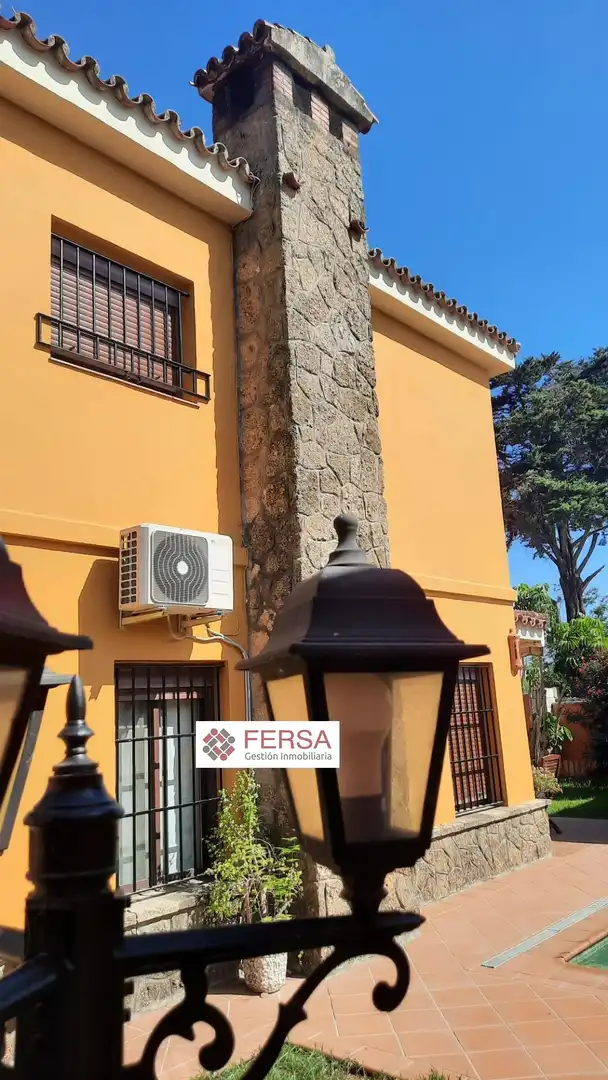 Vista exterior de Casa adosada en venda en El Puerto de Santa María amb Aire condicionat, Calefacció i Jardí privat