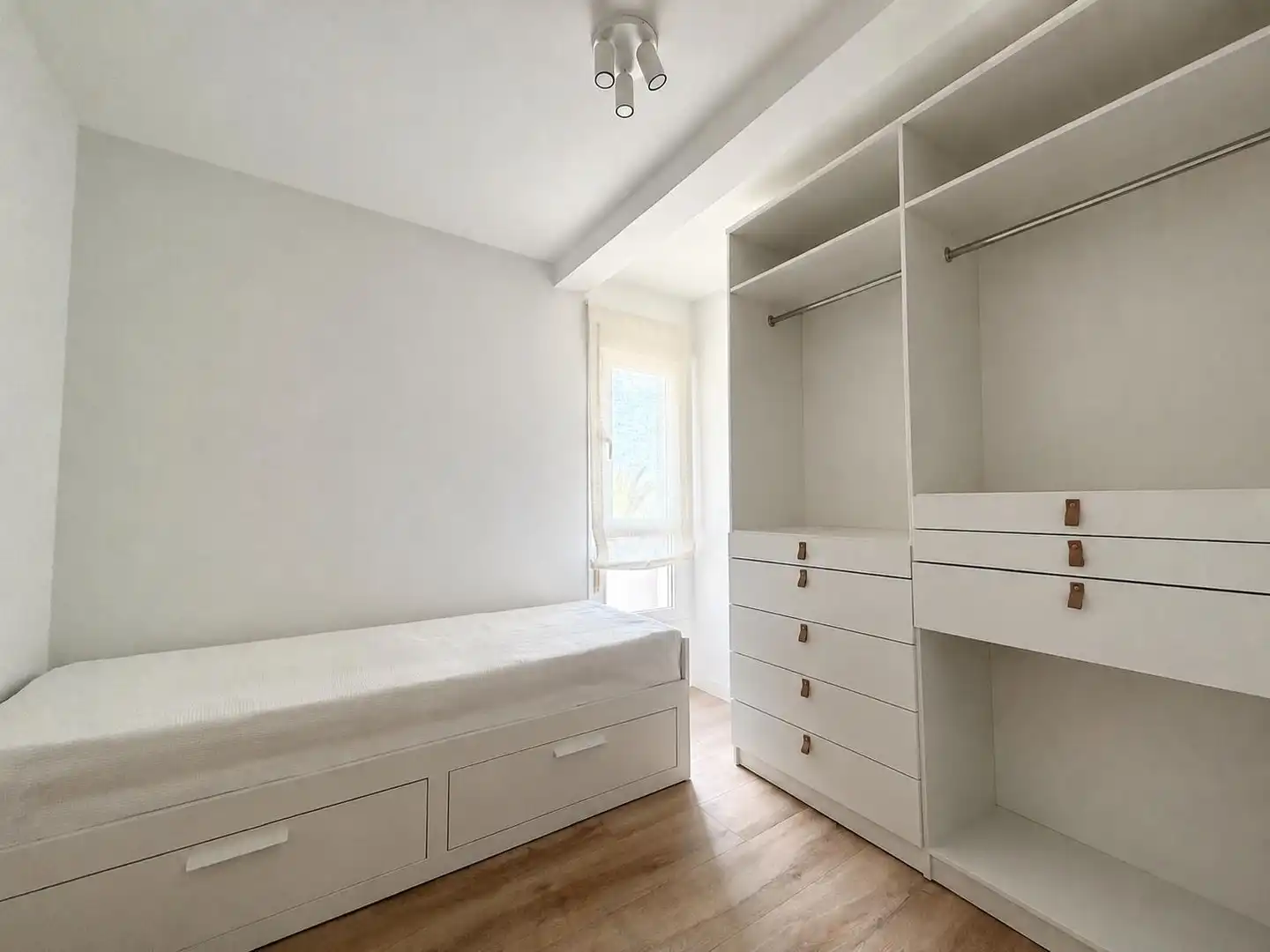 Habitación de Ático en venta en Almería con Aire acondicionado, Calefacción y Jardín privado