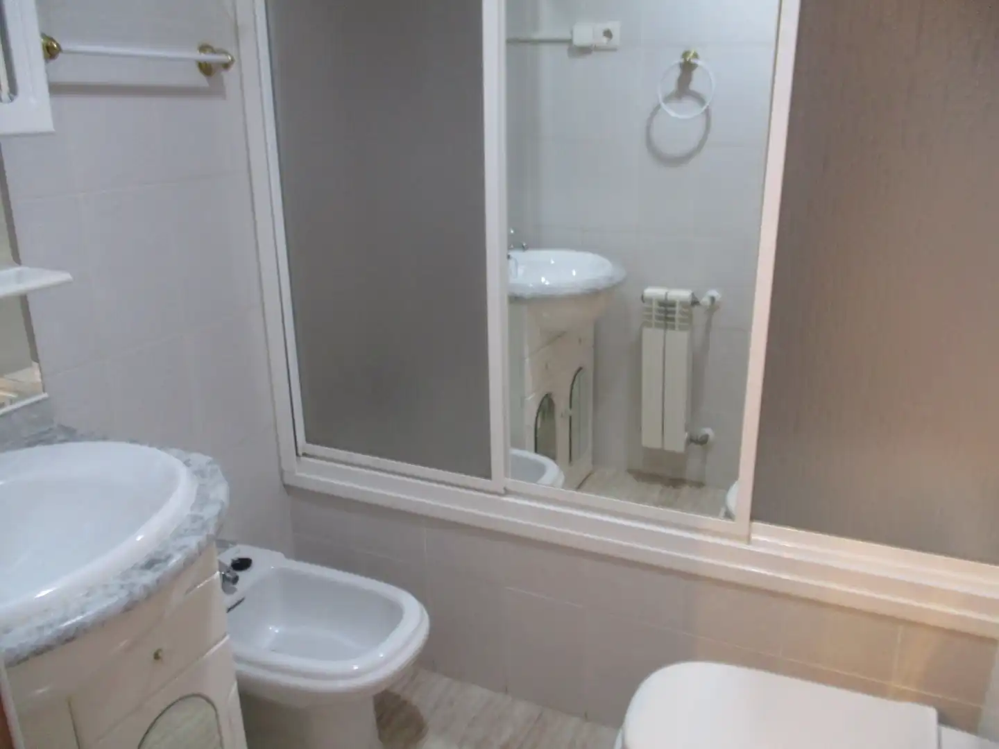 Bathroom of Flat for sale in Madrid  with Air Conditioner, Heating and Parquet flooring