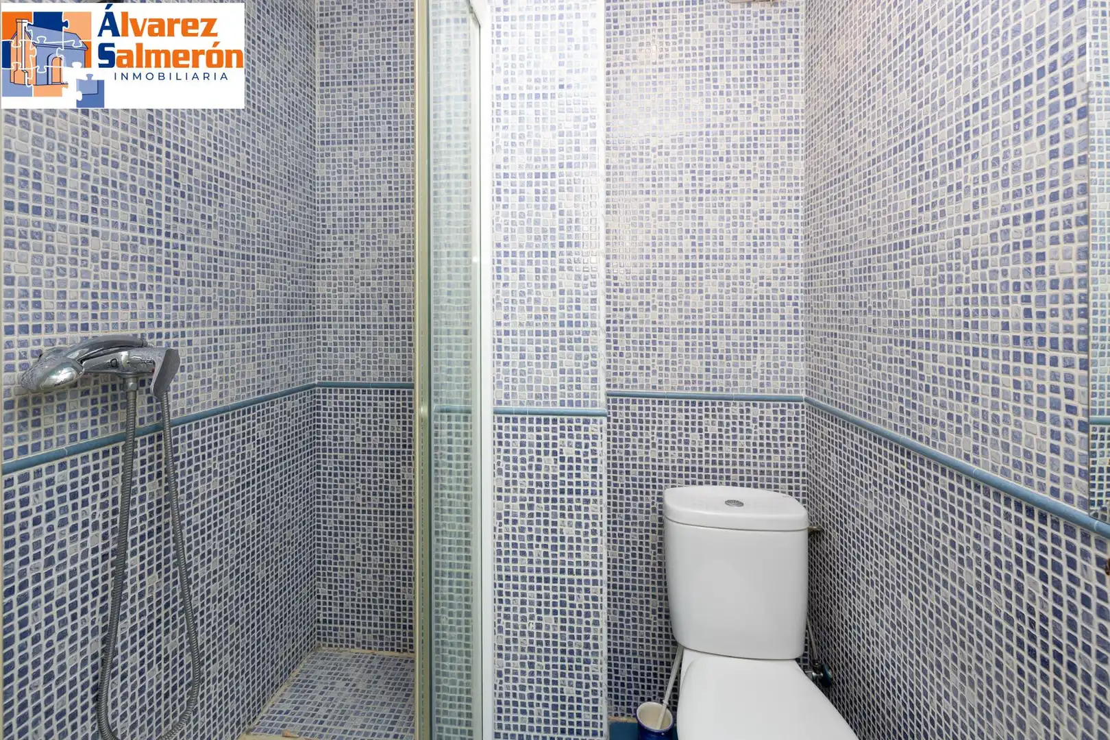 Bathroom of Flat for sale in Granada  with Air Conditioner, Heating and Parquet flooring