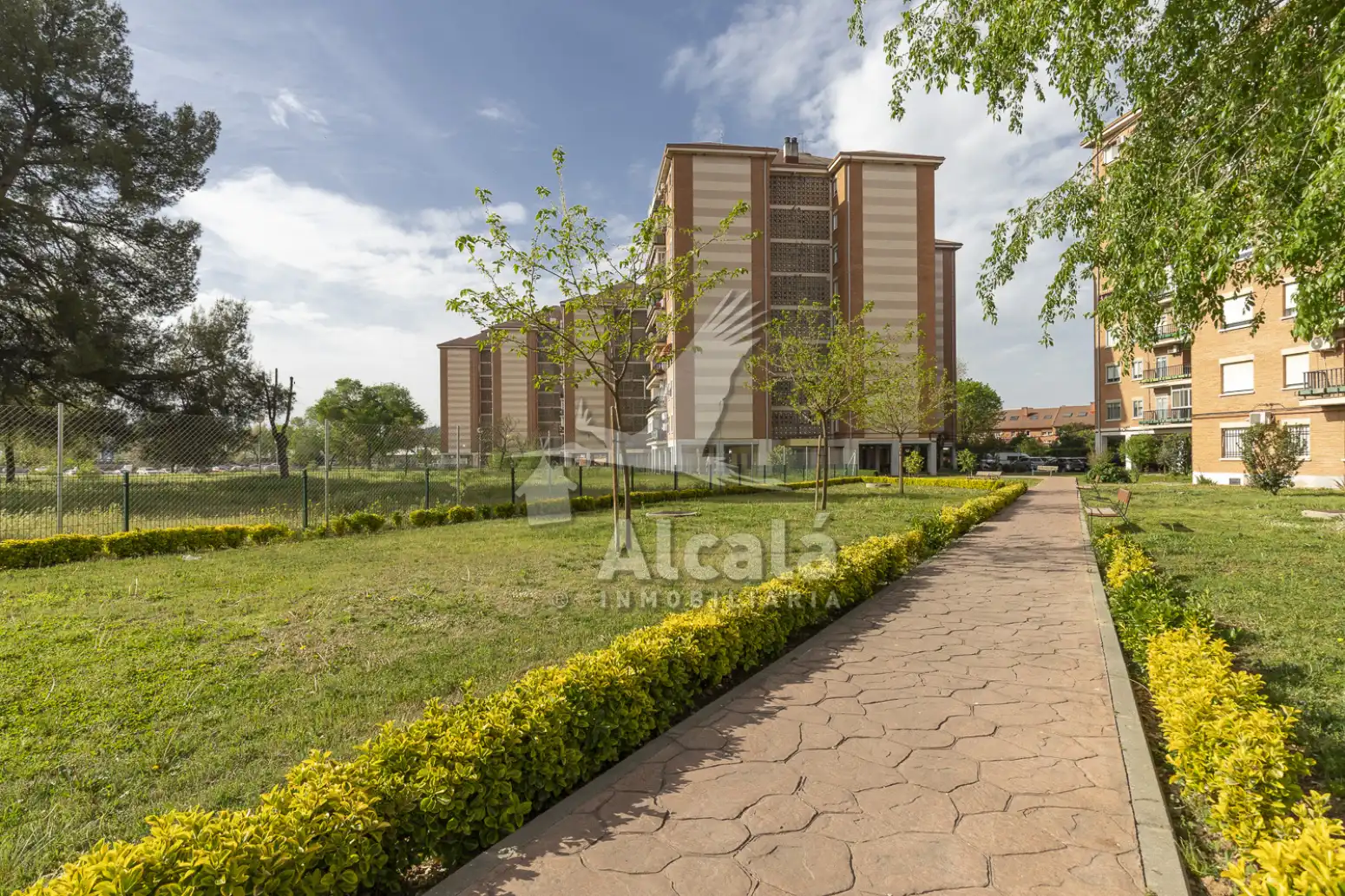 Vista exterior de Piso en venta en Alcalá de Henares con Calefacción, Terraza y Trastero