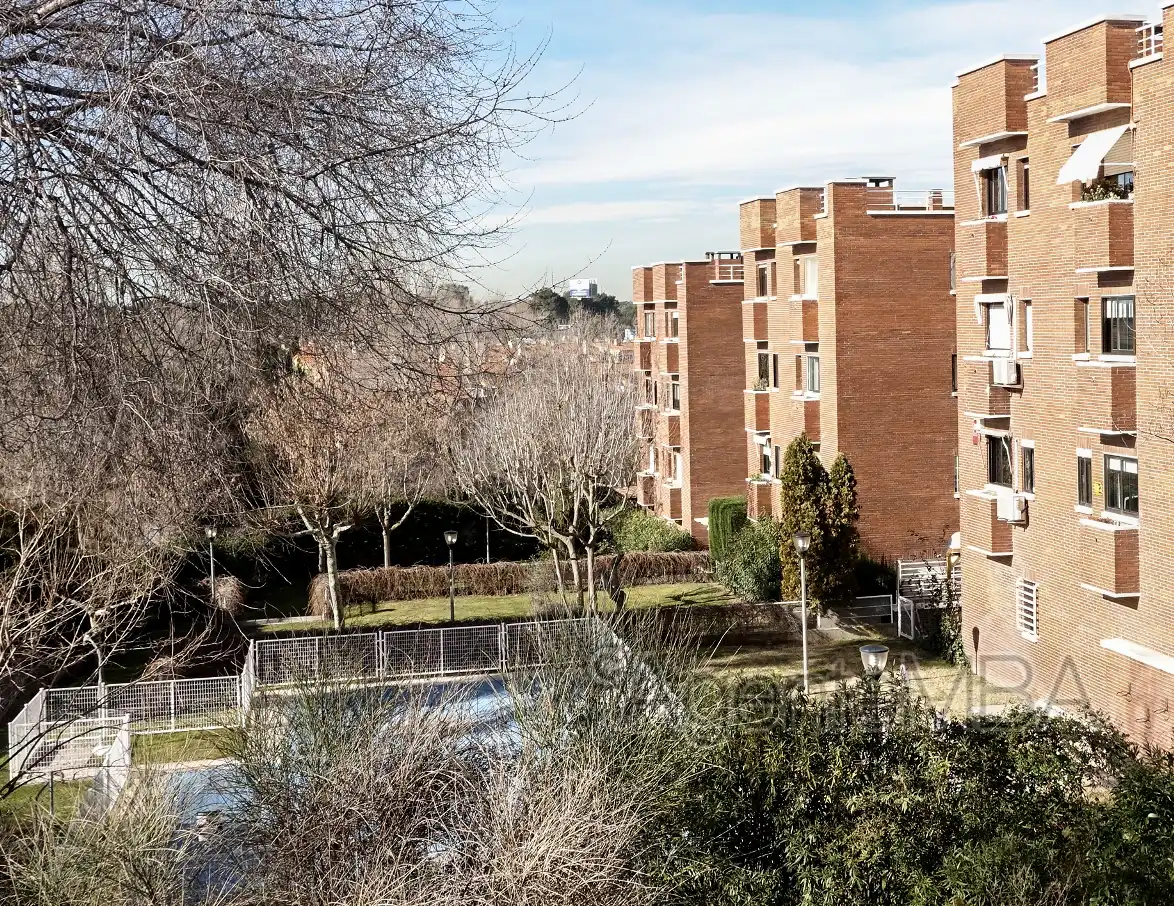 Vista exterior de Pis en venda en Pozuelo de Alarcón amb Calefacció, Parquet i Terrassa