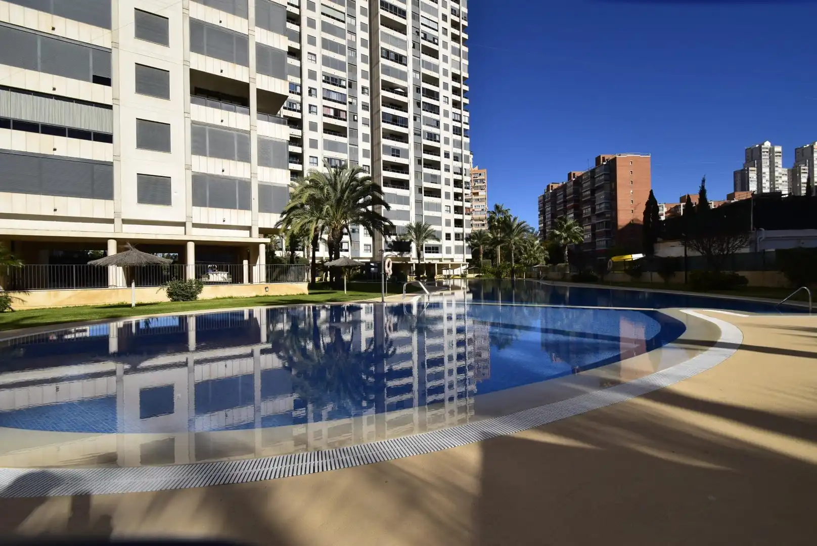 Piscina de Apartamento en venta en Benidorm con Aire acondicionado, Calefacción y Jardín privado