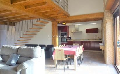 Sala d'estar de Casa adosada en venda en Vimianzo amb Terrassa, Piscina i Balcó