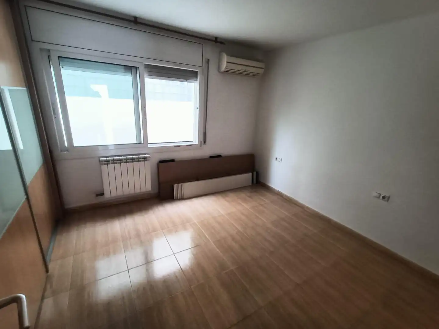 Schlafzimmer von Haus oder Chalet zum Verkauf in Badalona mit Klimaanlage, Heizung und Parkett