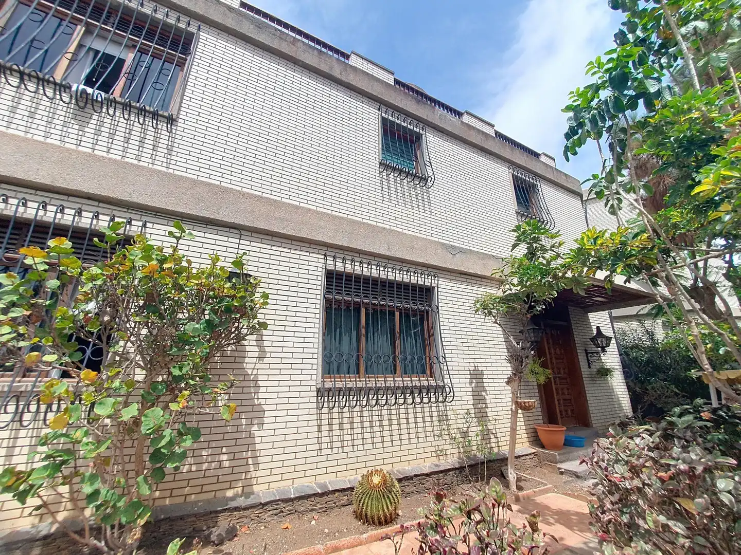 Vista exterior de Casa o xalet en venda en Las Palmas de Gran Canaria amb Aire condicionat, Jardí privat i Balcó