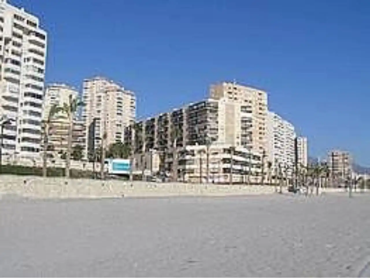 Vista exterior de Pis en venda en El Campello amb Terrassa, Balcó i Piscina comunitària