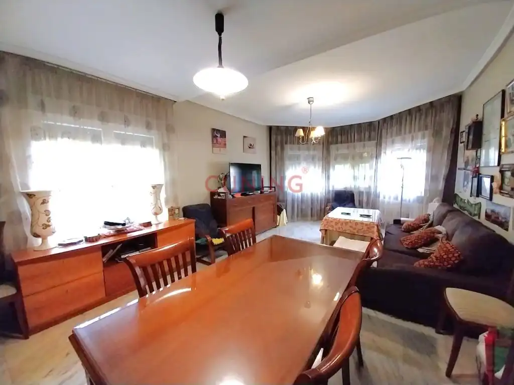 Sala d'estar de Casa o xalet en venda en Cáceres amb Jardí privat