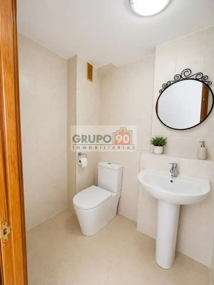 Badezimmer von Einfamilien-Reihenhaus zur Miete in Chiva mit Privatgarten, Terrasse und Schwimmbad
