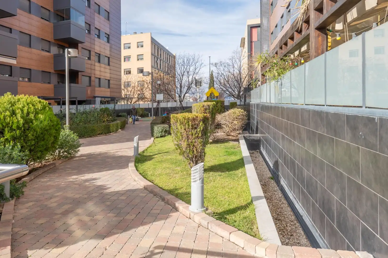 Außenansicht von Wohnung zum Verkauf in Granada mit Heizung, Privatgarten und Balkon