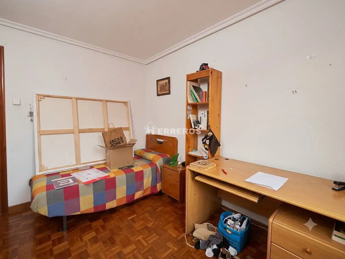 Habitación de Piso en venta en  Logroño con Calefacción, Parquet y Trastero