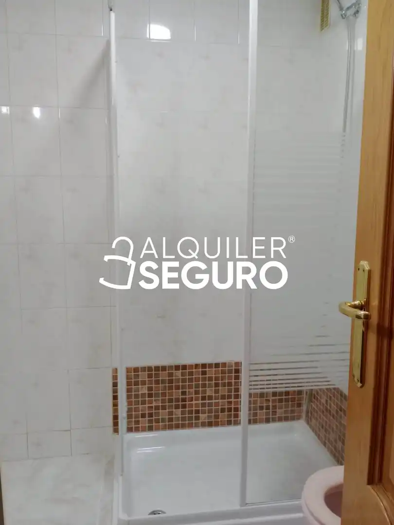 Bathroom of Flat for rent in Madrid  with Heating and Furnished