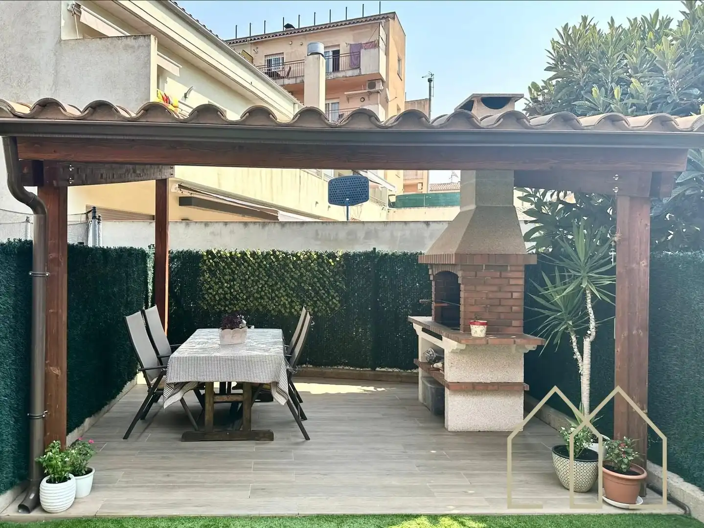Terrasse von Einfamilien-Reihenhaus zum Verkauf in Caldes de Malavella mit Klimaanlage, Heizung und Privatgarten