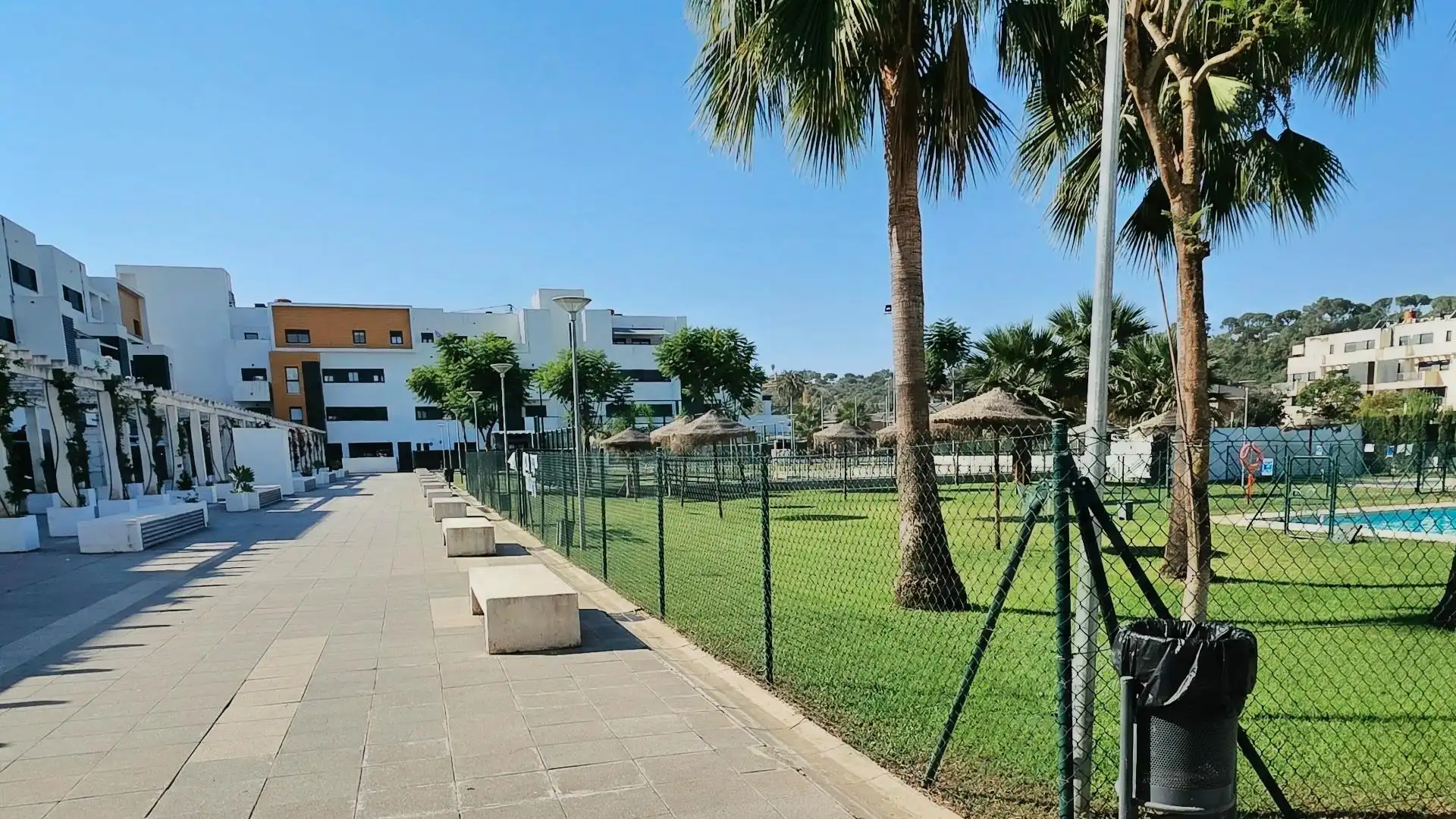 Vista exterior de Pis en venda en San Juan de Aznalfarache amb Aire condicionat, Jardí privat i Parquet