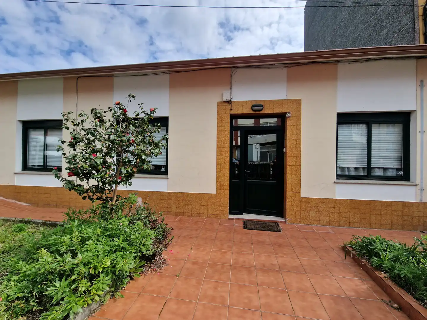 Vista exterior de Casa o xalet en venda en Narón amb Calefacció, Jardí privat i Terrassa