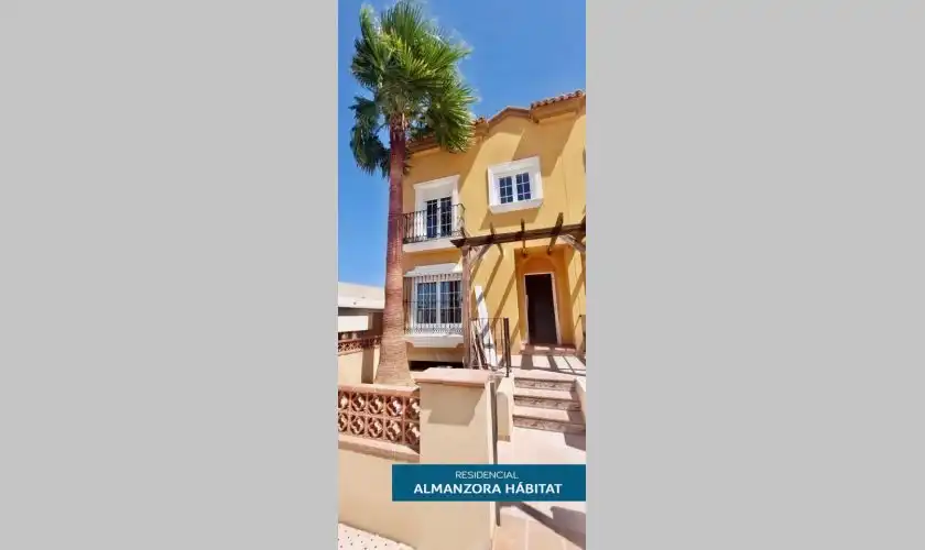 Vista exterior de Casa adosada en venta en Cuevas del Almanzora con Terraza y Piscina comunitaria