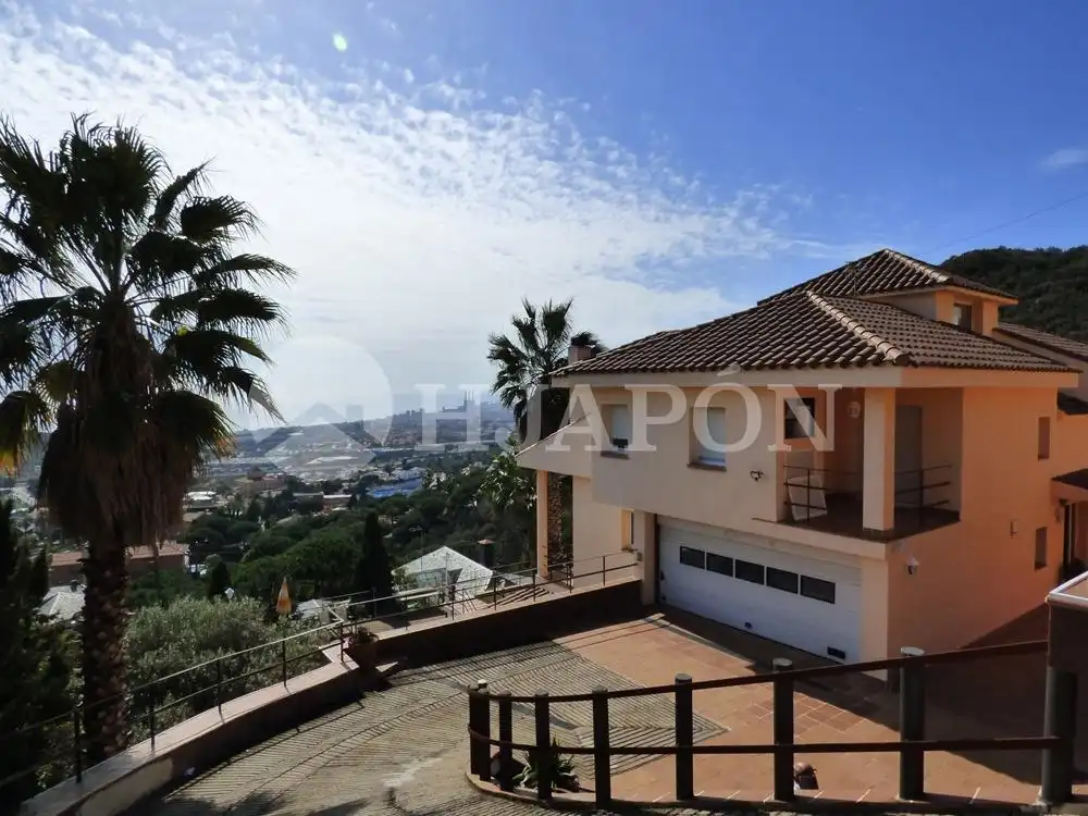 Vista exterior de Casa o chalet en venta en Badalona con Aire acondicionado, Jardín privado y Terraza