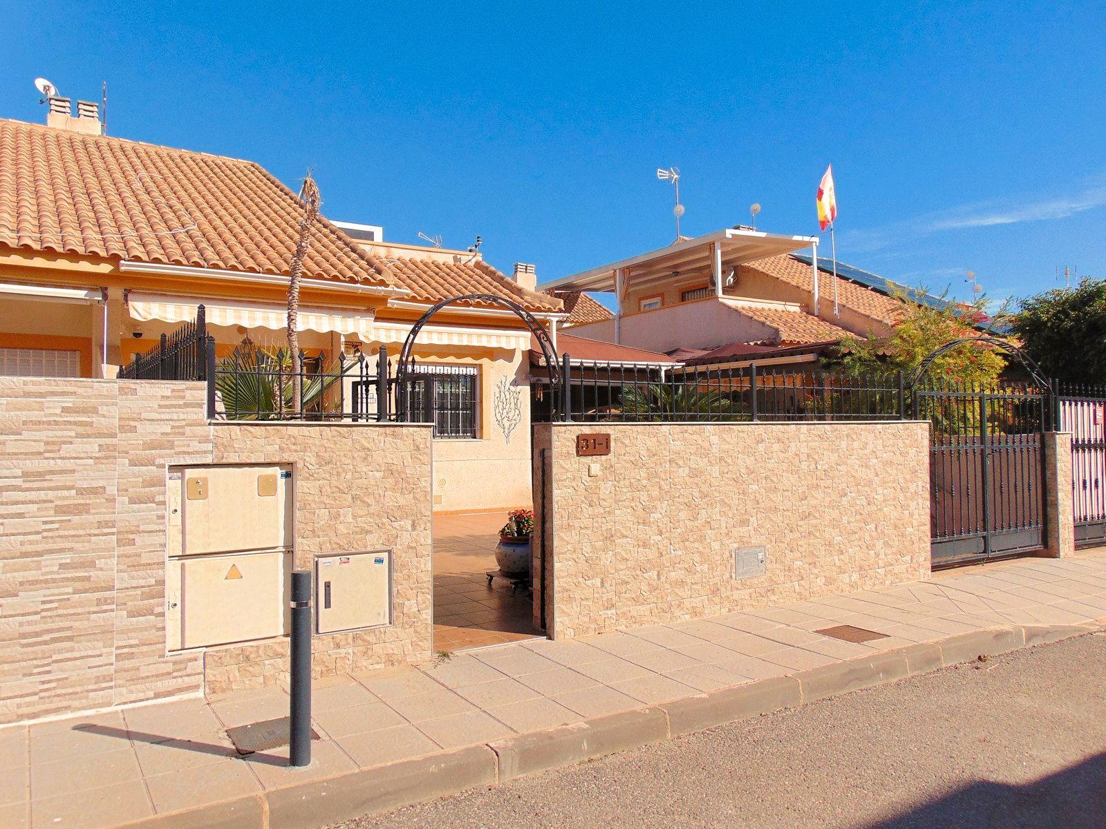 Vista exterior de Casa adosada en venda en Pilar de la Horadada amb Aire condicionat, Calefacció i Jardí privat