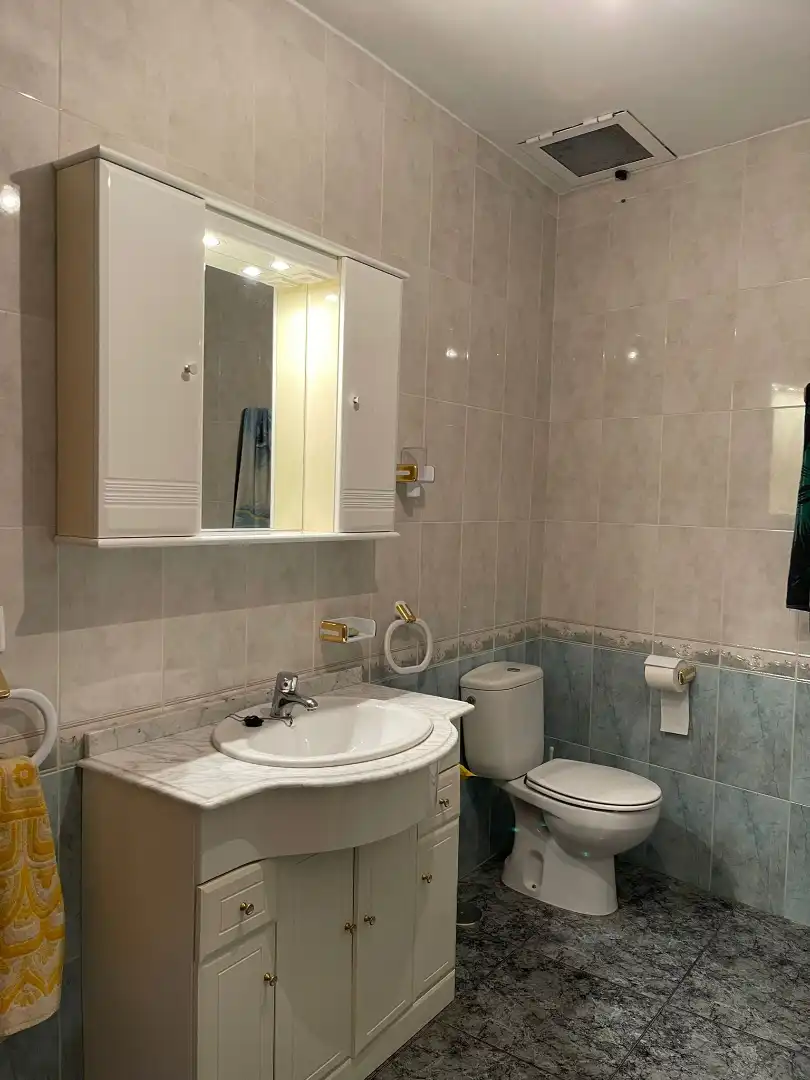 Baño de Casa o chalet en venta en Valdeobispo con Terraza, Trastero y Amueblado