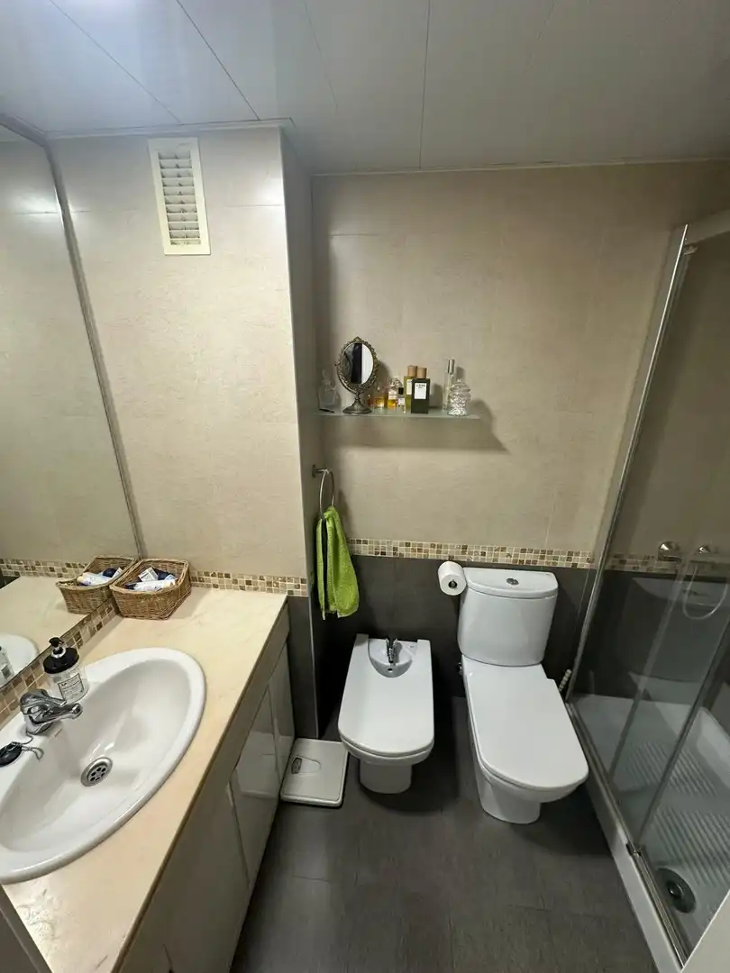 Baño de Piso en venta en Cornellà de Llobregat con Calefacción, Jardín privado y Balcón