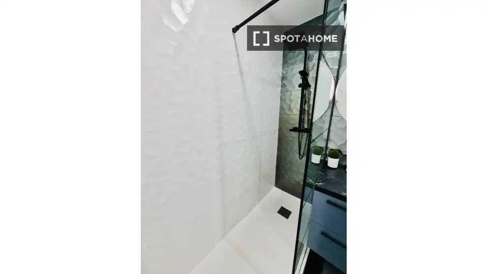 Bathroom of Flat for rent in Madrid  with Air Conditioner, Heating and Furnished