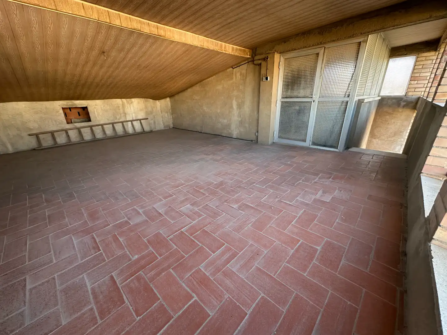 Terrasse von Einfamilien-Reihenhaus zum Verkauf in Pallejà mit Klimaanlage, Heizung und Privatgarten