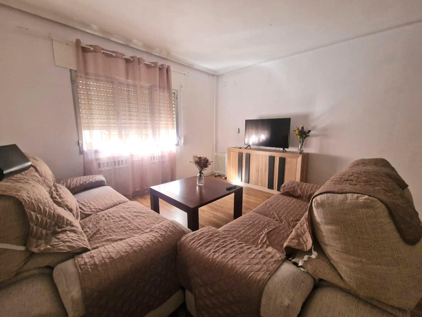 Bedroom of Flat to share in Plasencia  with Air Conditioner and Heating