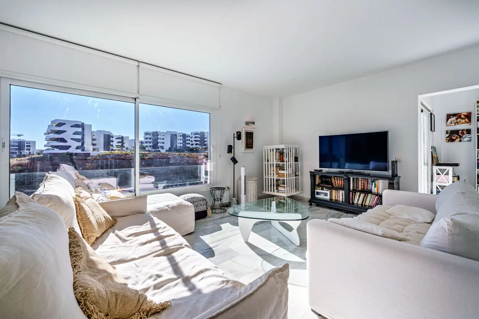 Sala d'estar de Casa adosada en venda en Benalmádena amb Aire condicionat, Jardí privat i Terrassa